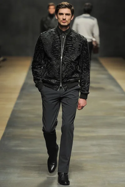Look 16